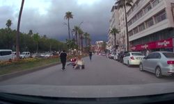 Motosikletin, scooterli çocuğa çarptığı anlar kamerada
