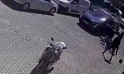 Çukurdan kaçmak için yavaşlayan motosikletliyi böyle darbetti!