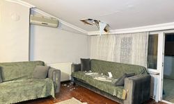 Şiddetli fırtına dehşeti yaşattı: Çatıdan kopan kalaslar evin içine girdi