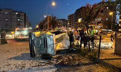 Katliam gibi kaza kamerada! Yayalara çarpan otomobil takla atarak otoparka daldı