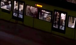 Metroda tekmeli yumruklu kavga anı cep telefonu kamerasında!