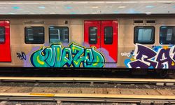 Ankara'da metro vagonlarına grafiti yapan şahıslar kamerada