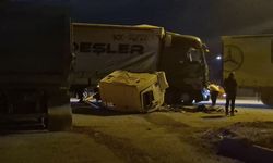 Sincan'da hafriyat kamyonu tıra çarptı: 1 yaralı