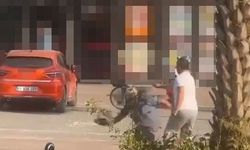 Trafik kavgası kamerada! Taksi şoförünün yumruğu yaşlı adamı yere serdi