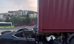 Kocaeli'de feci kaza: Otomobil tırın altına girdi, baba ile oğlu hayatını kaybetti