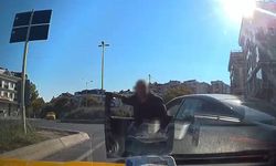 Trafik magandası taksicinin önünü kesip aracını yumrukladı!