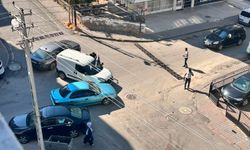 Aynı kavşakta bir kaza daha! Mahallelinin yıllardır yaptığı uyarılar yine karşılıksız kaldı
