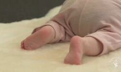 Bebeğini hem darp etmiş hem de çöp konteynerinin yanına bırakmış!