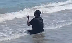 Adana Karataş Sahili’nde deniz içinde ibadet görüntüsü sosyal medyada gündem oldu