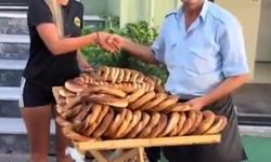 Turiste 120 TL’ye simit sattı, ardından hatıra fotoğrafı çektirdi