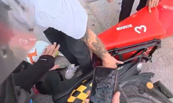 Trafik tartışması şiddete dönüştü! Tekmeyle yere düşürdüğü motosikletliyi darbetti