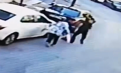 Pazardan dönen yaşlı kadına sokak ortasında yumruk! O anlar güvenlik kamerasında