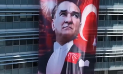 Özgür Özel’in yeni parti açıklamasının ardından CHP Genel Merkezi’ne dikkat çeken pankart