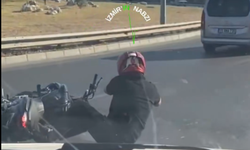 İzmir'de motosikletliye çarpıp kaçtı! O anlar kameraya yansıdı