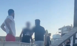 Halka açık plajda şezlong gerilimi! "3 dakikanız var" diyerek üzerlerine kum fırlattı