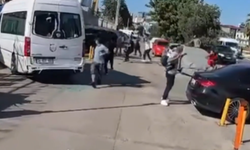 Tuzla'da trafikte sopalı kavga! Yolcu dolu servis aracının camlarını kırdılar