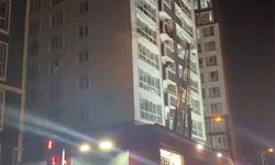 14 katlı binada yangın paniği: 13 kişi mahsur kaldı