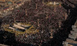 Tarihi cenaze töreni: Hamaney, Meşhed’de son yolculuğuna uğurlanıyor