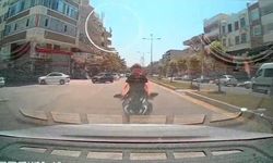 Araç kamerası her şeyi kaydetti! Otomobile çarpan motosiklet havaya uçtu