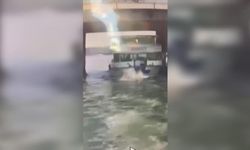 Haliç’te Unkapanı Köprüsü’ne çarpan tekneden düşen görevlinin son anları kamerada