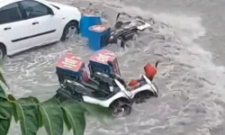 Başkentte sağanak hayatı felç etti: Sel suları kurye motosikletlerini sürükledi