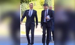 Miçotakis'in zirvedeki "kabadayı yürüyüşü" Yunan medyasında dalga konusu!