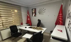 CHP ilçe binasından ayrılırken masaya urgan bıraktılar