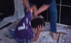 Elinde kazmayla geldi, küçük çocuğa saldırdı!