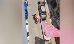 Sokak ortasında korku dolu anlar: Üç kişi birden kargo çalışanına saldırdı!