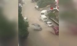 Ankara'da sağanak felaketi: Otomobiller sürüklendi, araç çöken yola düştü