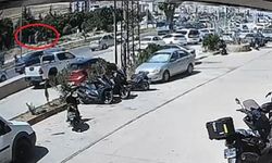Ölümlü feci kaza kamerada! Otomobilin çarptığı kadın metrelerce havaya uçtu!