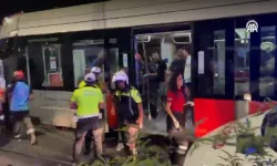 Zeytinburnu'nda tramvaylar kafa kafaya çarpıştı! Yaralılar var