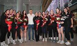 Dünya ikincisi 17 yaş altı kadın milli voleybol takımı İstanbul'da coşkuyla karşılandı