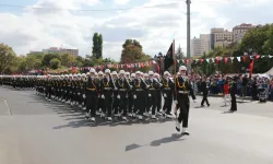 Ankara’da 30 Ağustos coşkusu sokaklara taştı! Askerler ve mehter takımı Ulus’a yürüdü