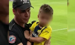 Türkiye'nin konuştuğu minik taraftar Lyon maçında! Göktuğ polisin omzunda tribünleri selamladı