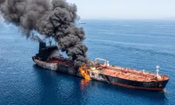 Hürmüz Boğazı’nda alarm! Süpertanker mayına çarparak alev aldı