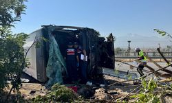 Kayseri'de yolcu otobüsü devrildi! Çok sayıda yaralı var
