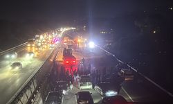Kum yüklü tır devrildi: Ankara istikameti kilitlendi