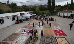 Evlerinden topladıkları halılarla kendi halı sahalarını kurdular