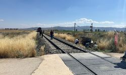 Tren "pat pat" tarım aracına çarptı: 1 ölü