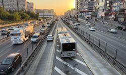 Metrobüs durağında korku dolu anlar: Yola düşen yolcuya metrobüs çarptı