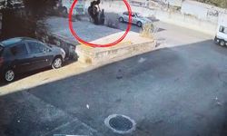 Bursa'da yayayı teğet geçen motosikletli duvara çakıldı! Feci kaza kamerada