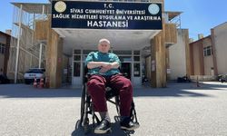 Dünya tıp literatüründe bir ilk! Tekerlekli sandalyeyle 28 yıldır ameliyat yapıyor