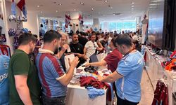 TS Club mağazalarında izdiham: Taraftar sırtında 'Salah' yazılı formalar için kuyrukta