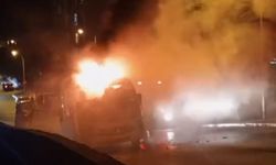 Alev alev yanan minibüs küle döndü: Peş peşe patlamalar paniğe neden oldu