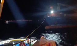 Çanakkale Boğazı'nda arıza yaptı, römorkörlerle çekildi
