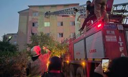 16 daireli binada yangın paniği: Mahsur kalan 9 kişi merdivenli araçla kurtarıldı