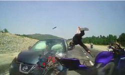 Motosikletli havaya uçtu! Kütahya'da 3 aracın birbirine girdiği kaza kask kamerasında