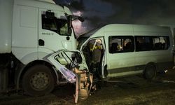 Erzin’de can pazarı! Servis minibüsü ile tır çarpıştı
