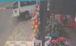Kontrolden çıkan minibüs evin bahçesine uçtu!